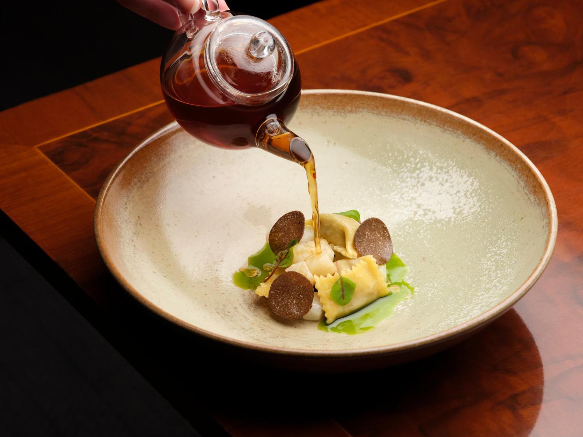 The Stafford London Ξενοδοχείο Εξωτερικό φωτογραφία Soy sauce being poured onto a dish